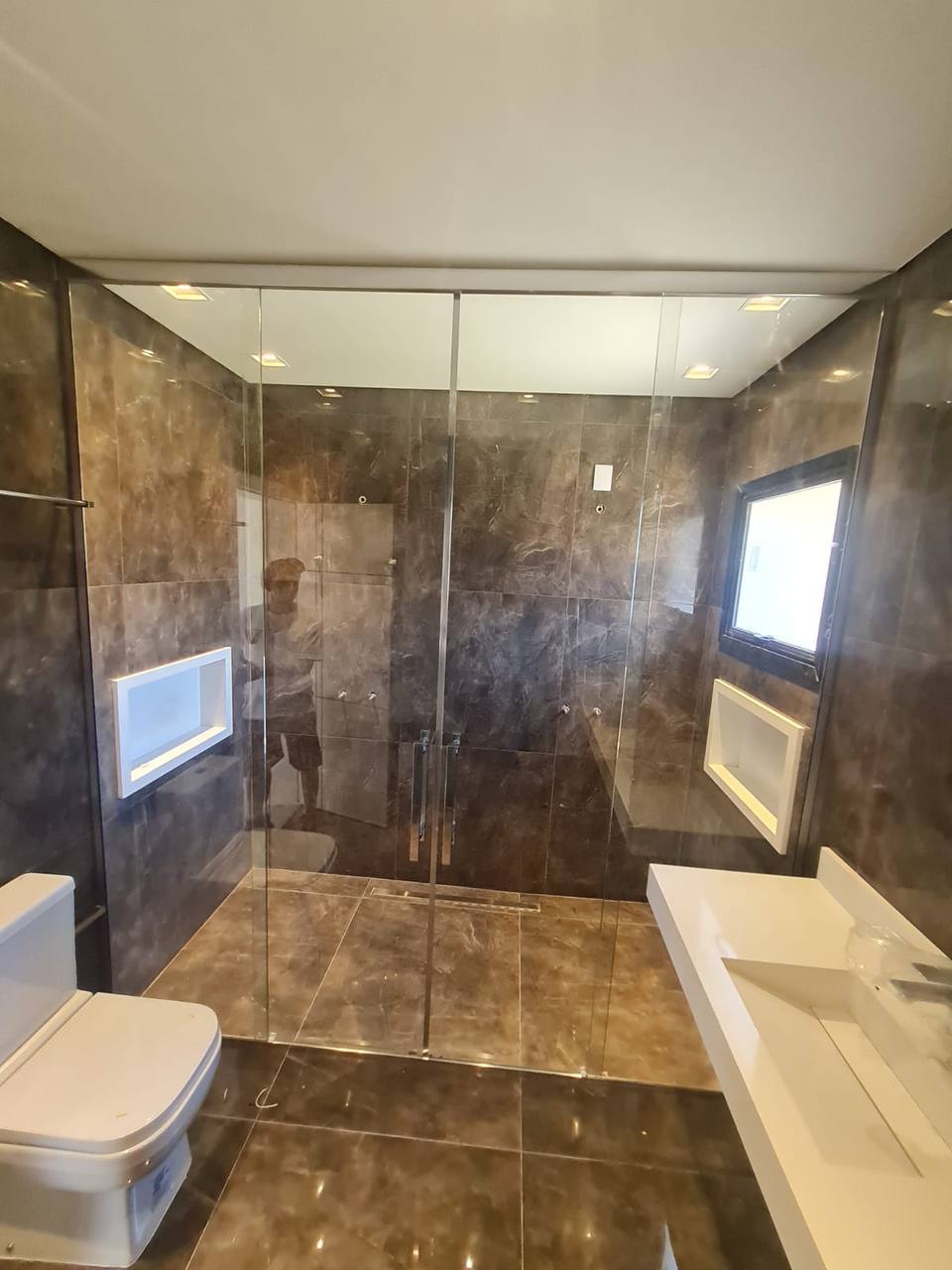 Box de vidro instalado em banheiro moderno